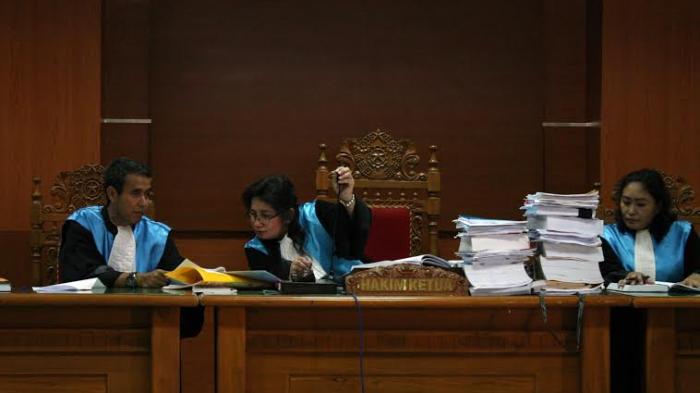 ptun-hakim-periksa-berkas-dalam-sidang-pabrik-semen