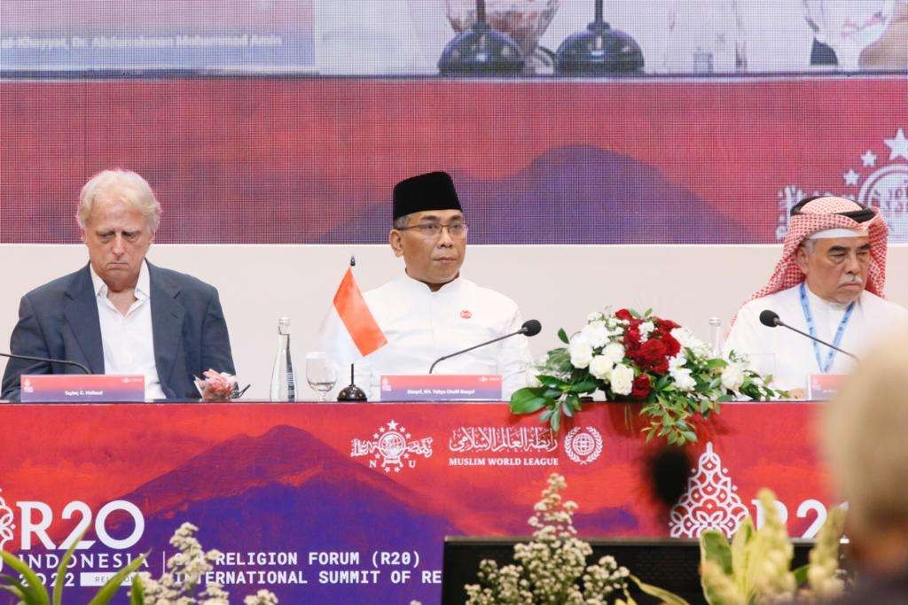 Ketua Umum PBNU K.H. Yahya Cholil Staquf (tengah), diapit oleh C. Holland Taylor dari Center for Shared Civilizational Values (kiri) dan Syekh Abdurrahman al-Khayyat, Ketua Liga Muslim Dunia untuk Asia Tenggara dan Australia (kanan)