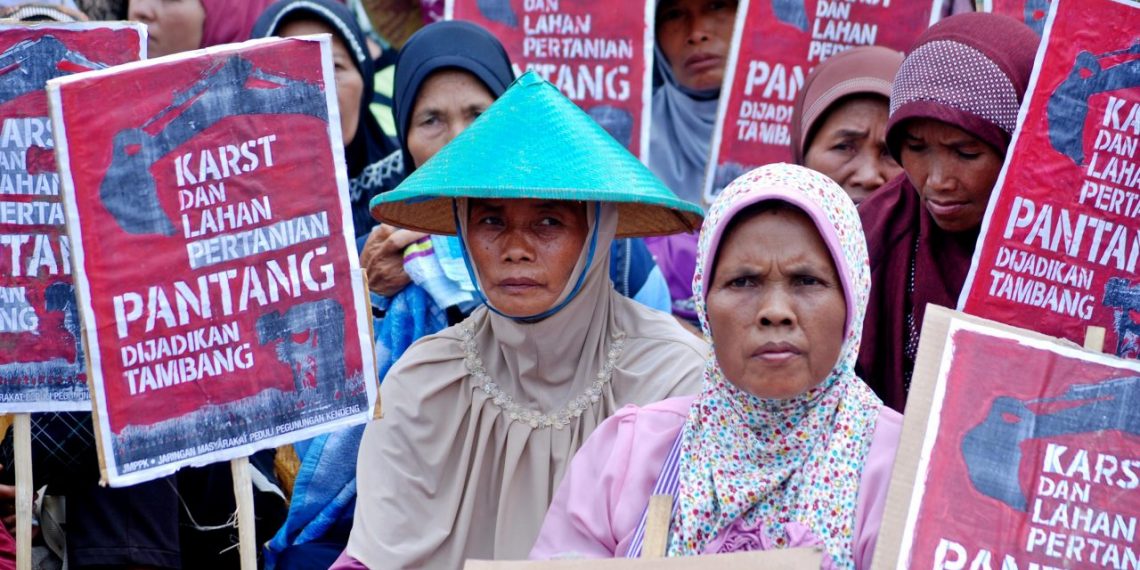 Aksi Ibu-Ibu Kendeng Menolak Pembanguna Pabrik Semen (Sumber gambar: geotimes.co.id)