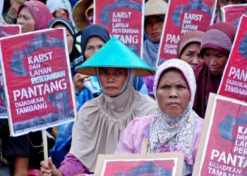 Aksi Ibu-Ibu Kendeng Menolak Pembanguna Pabrik Semen (Sumber gambar: geotimes.co.id)