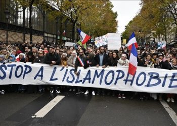 Collective Against Islamophobia in France (CCIF) saat aksi pasca-terjadinya pembunuhan seorang guru Samuel Paty. (Sumber foto: https://www.aa.com.tr/)