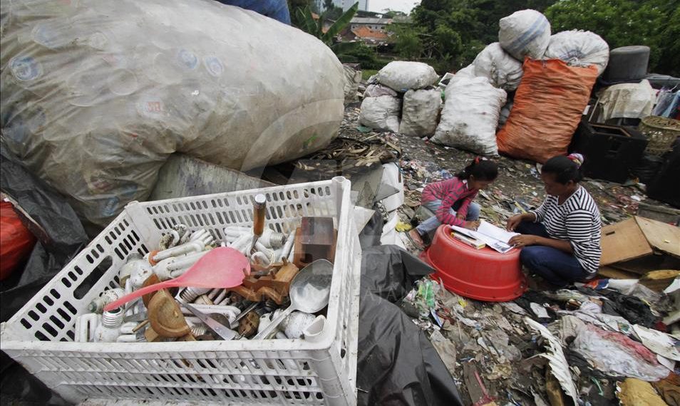Para Pemulung Gasong: Potret Pekerja Perempuan dan Kerja Perawatan Tak Berbayar di Jakarta