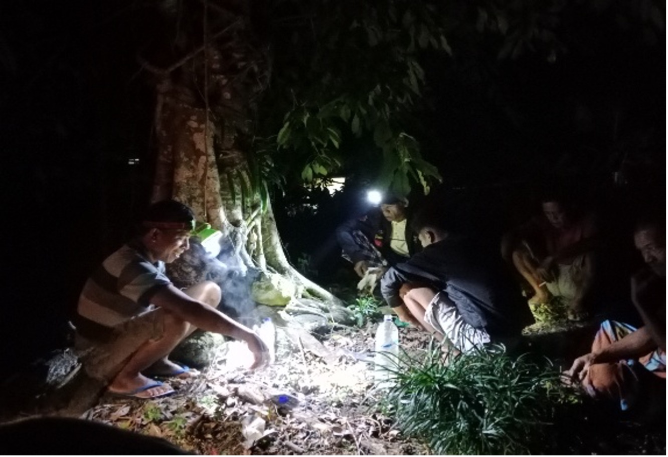 Keterangan: foto ini diambil tahun 2025 ketika masyarakat di Kampung Rasan memberikan sesajen kepada leluhur/penjaga kampung memperingati panen atau disebut ‘peting’ (Sumber: penulis)