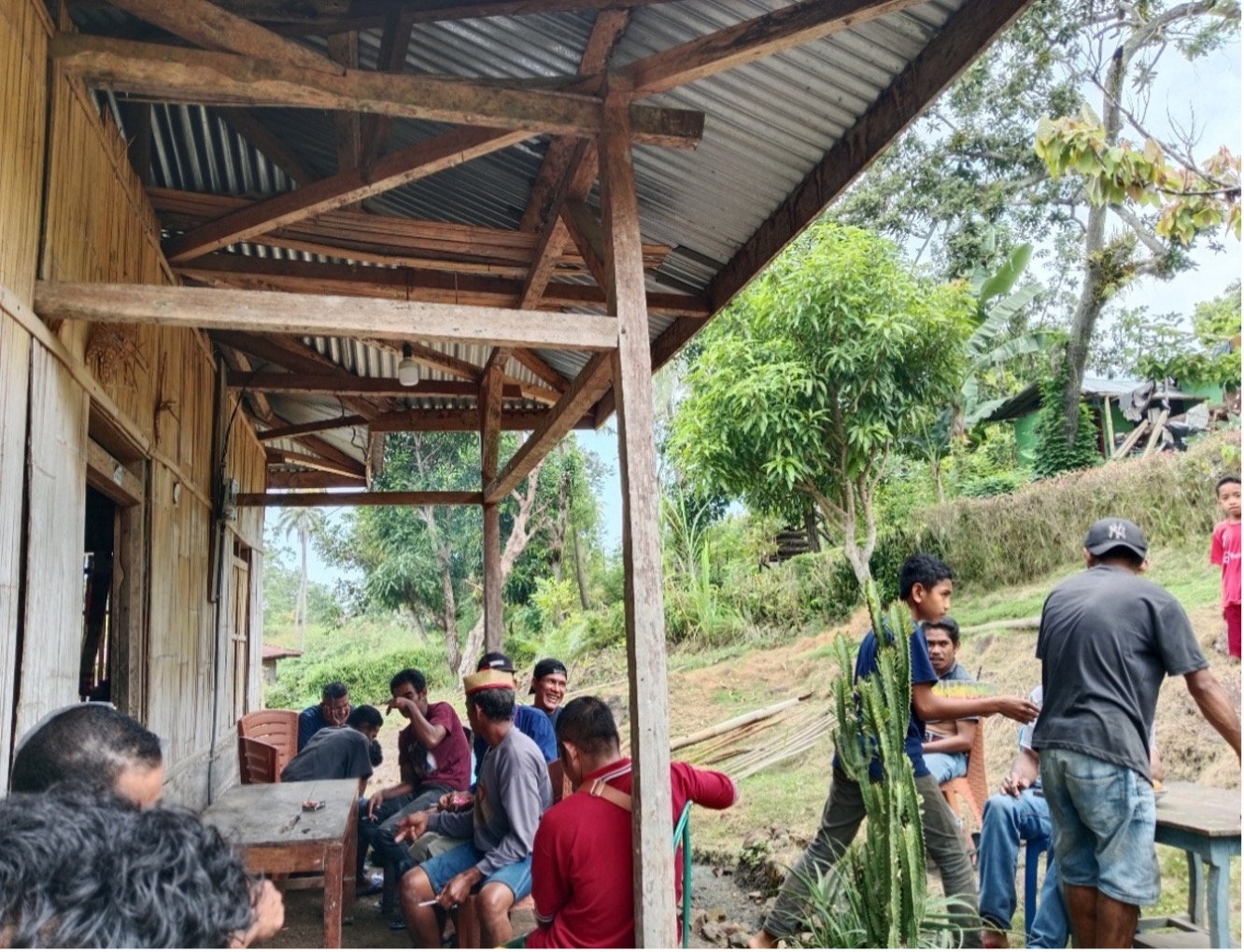 Keterangan: Pertemuan warga Kampung Rasan dan Kower untuk mempersiapkan arisan pesta sekolah. Anak muda turut membantu persiapan kegiatan (sumber: dokumentasi pribadi penulis)